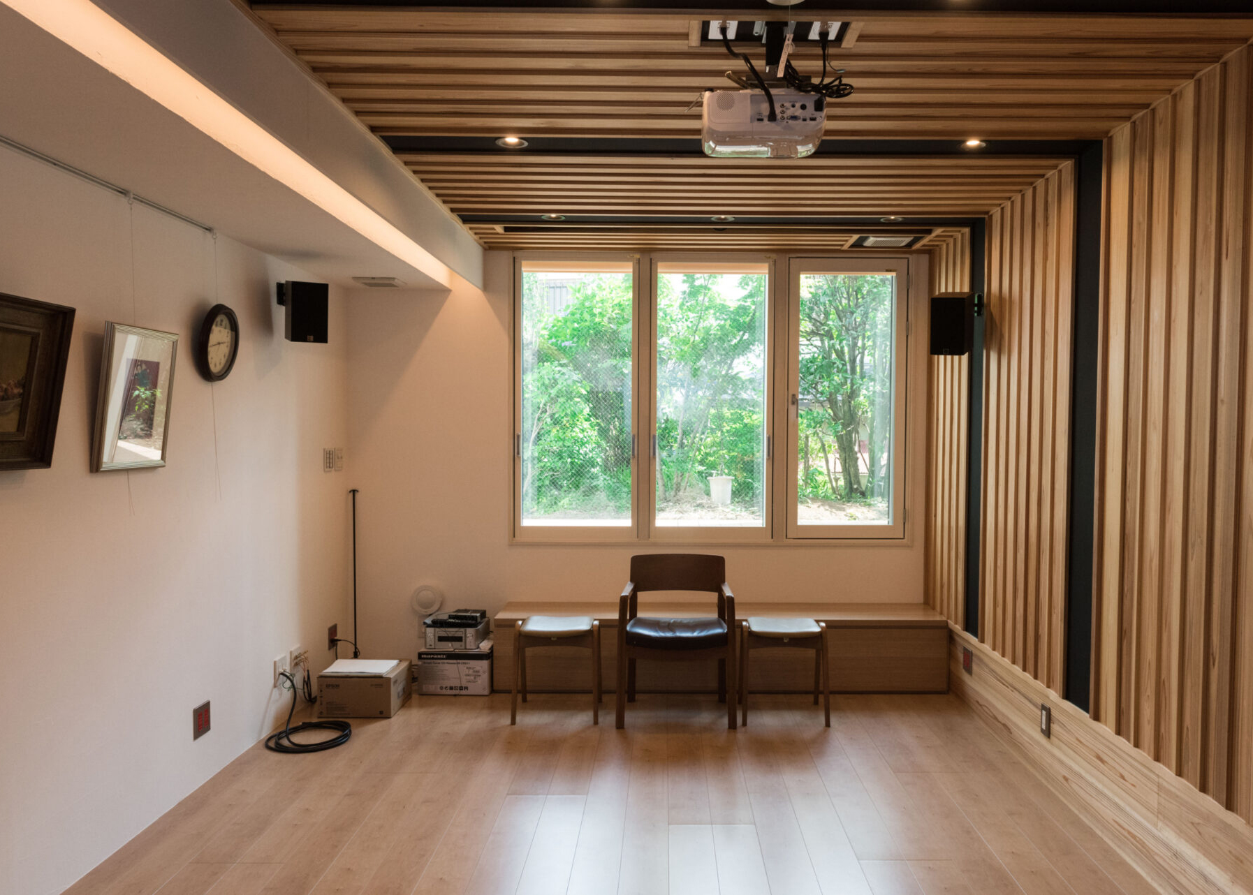 壁の半分は漆喰塗とし、仕上げ材は全て自然素材